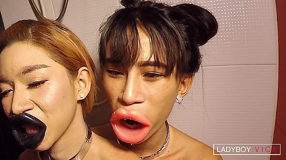 Double Piss Lips and Facial Kinky Threesome